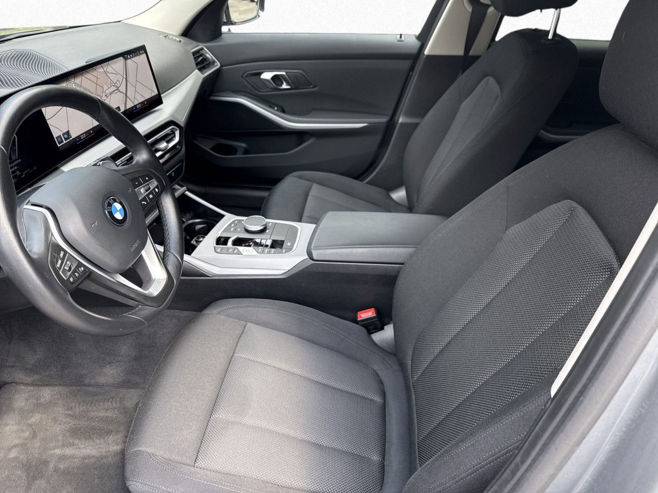 BMW 318i Touring Aut. LC+ LED Tempo SHZ DAB+ Navi foto 10