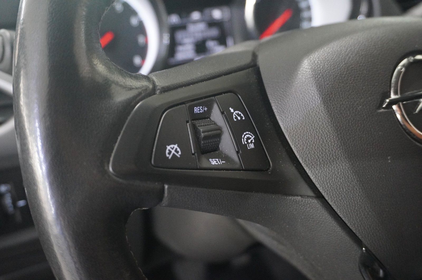 Fahrzeugabbildung Opel Astra K ST 1.2T EDITION NAVI/LED/KAMERA/SHZ/DAB+