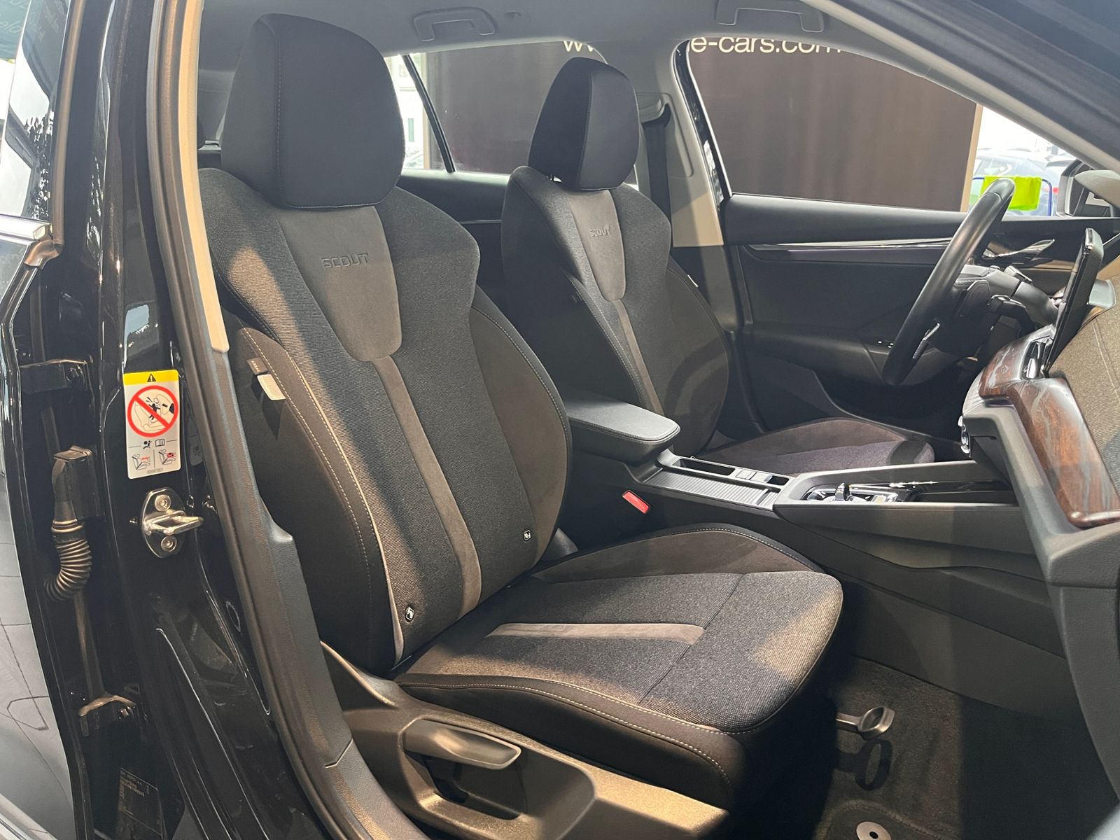 Fahrzeugabbildung SKODA Octavia Combi Scout 4x4 VIRTUAL ACC HUD LED