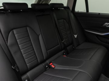 Fahrzeugabbildung BMW 320d xDLuxury Line DAB HiFi PDC Stop&Go Komfort