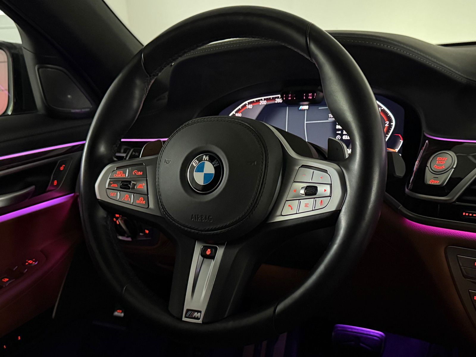 Fahrzeugabbildung BMW 740 d xDrive M SPORT/LASER/HuD/ACC/AHK/LIVE PLUS