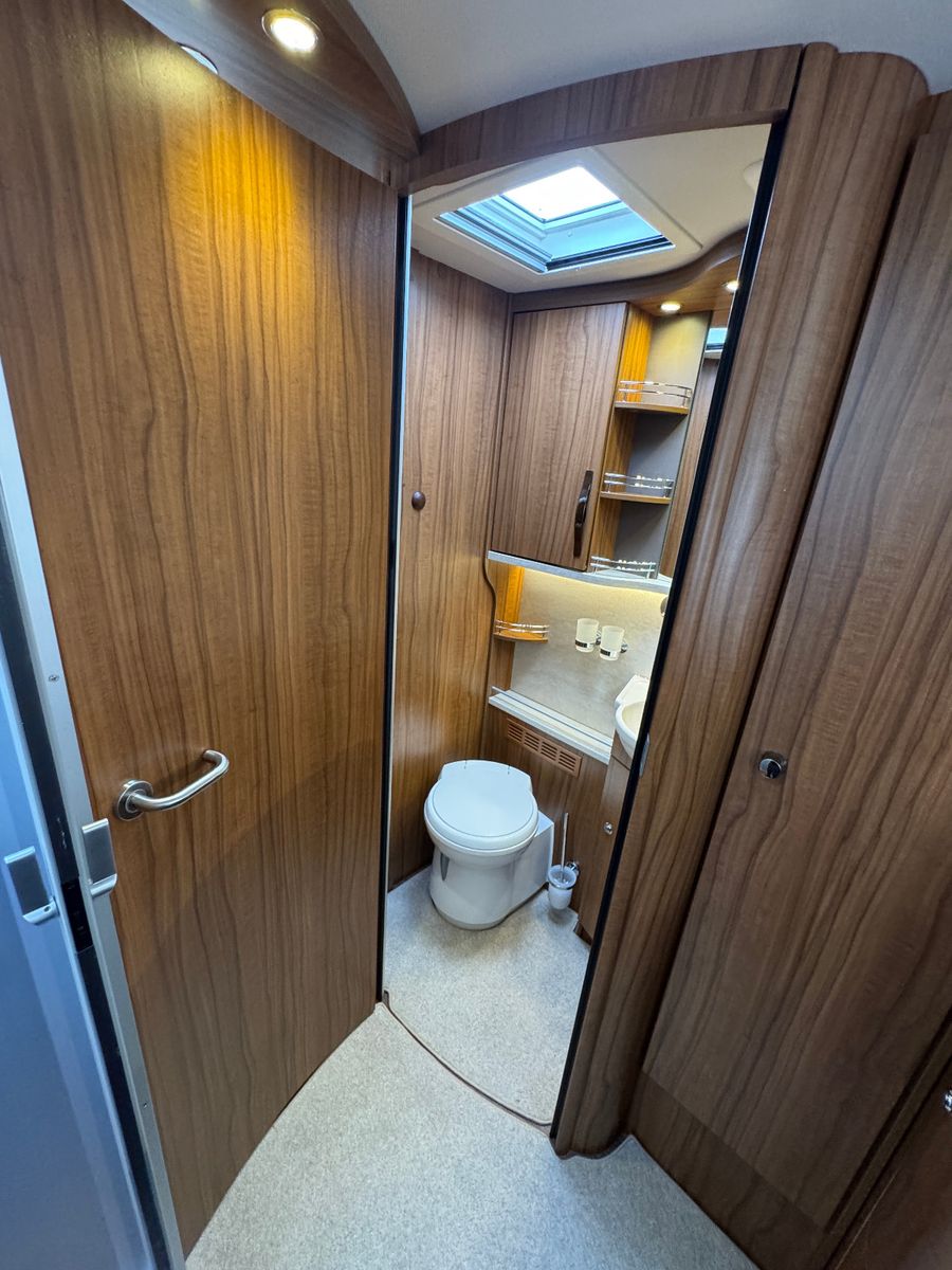 Fahrzeugabbildung HYMER / ERIBA / HYMERCAR B-KLASSE 680 STARLINE MB 3.0 D V6 HYD HÜBSTÜTZEN
