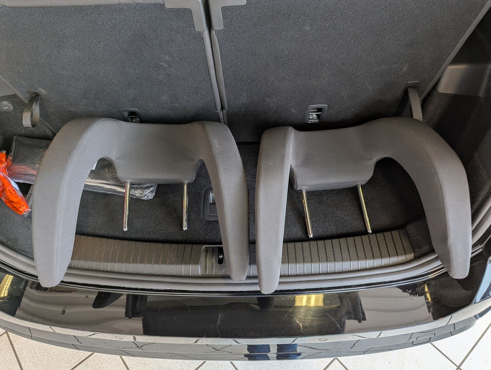 VW Touran 2.0 DSG R-Line High. Pano 7-Si IQ.Dri AHK - Image 22