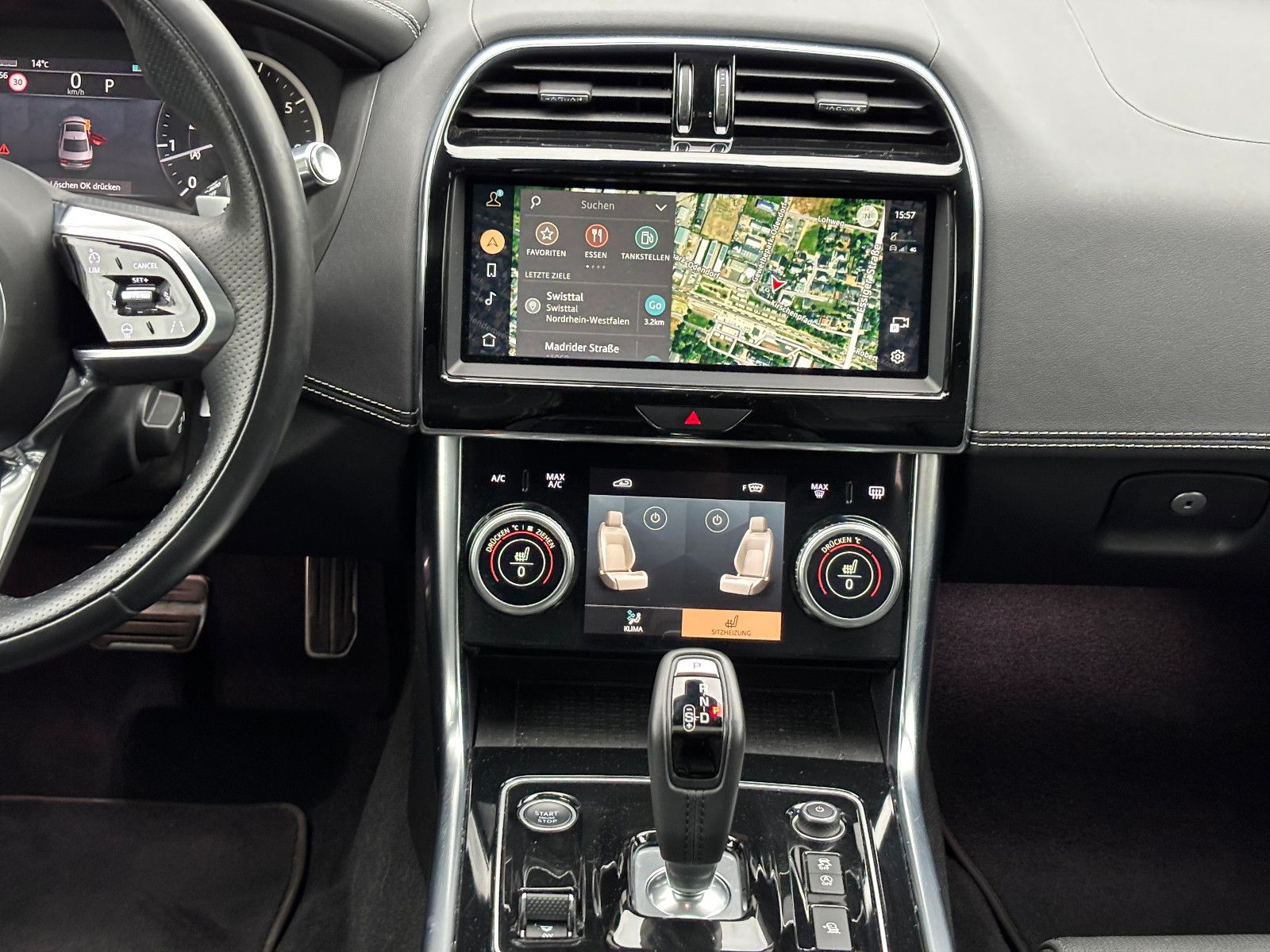 Fahrzeugabbildung Jaguar XE R-Dynamic Black/360''KAM/PANO/EXCLUSIV/MERIDI