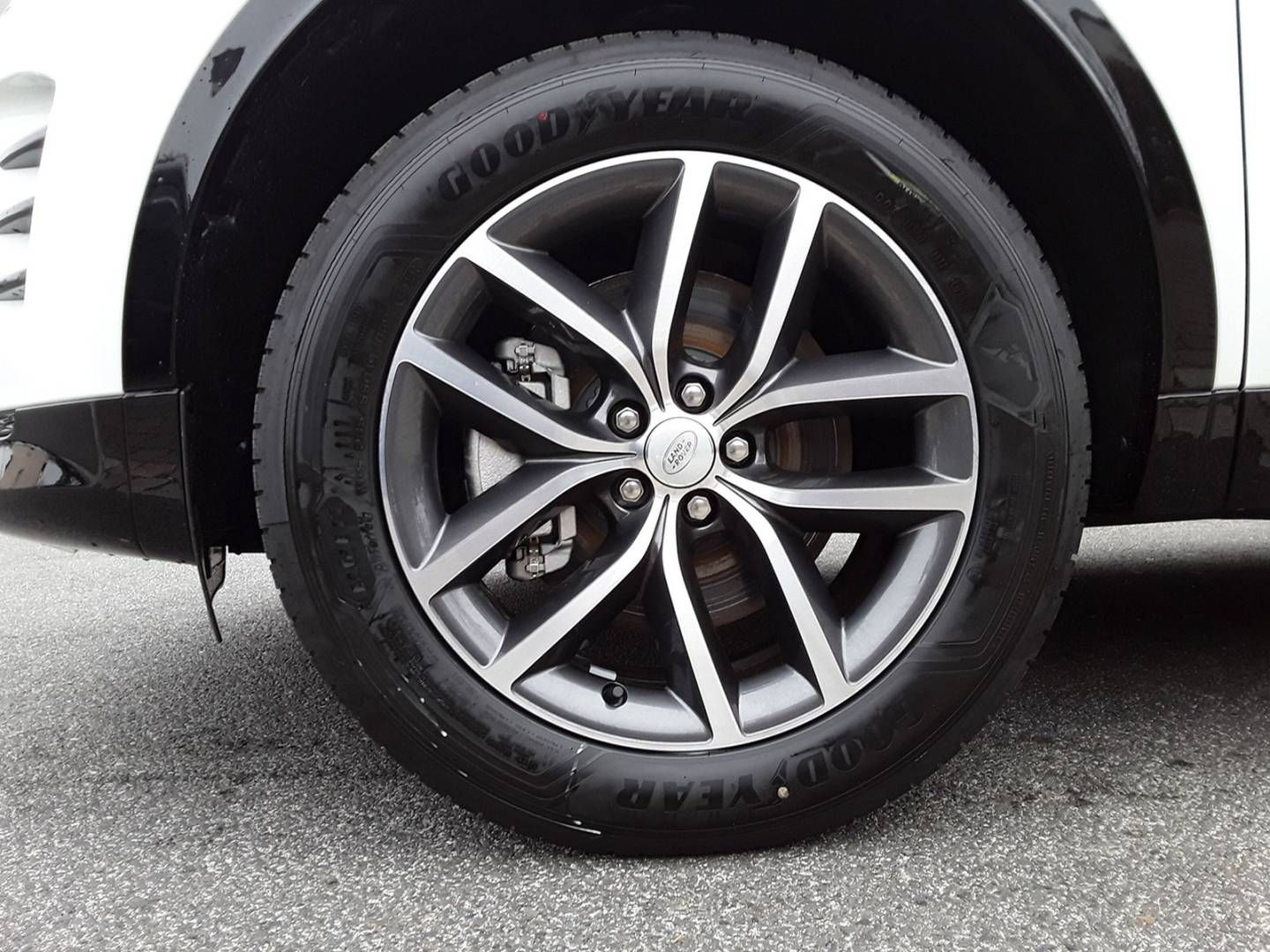 Fahrzeugabbildung Land Rover Discovery Sport D165 Dynamic SE