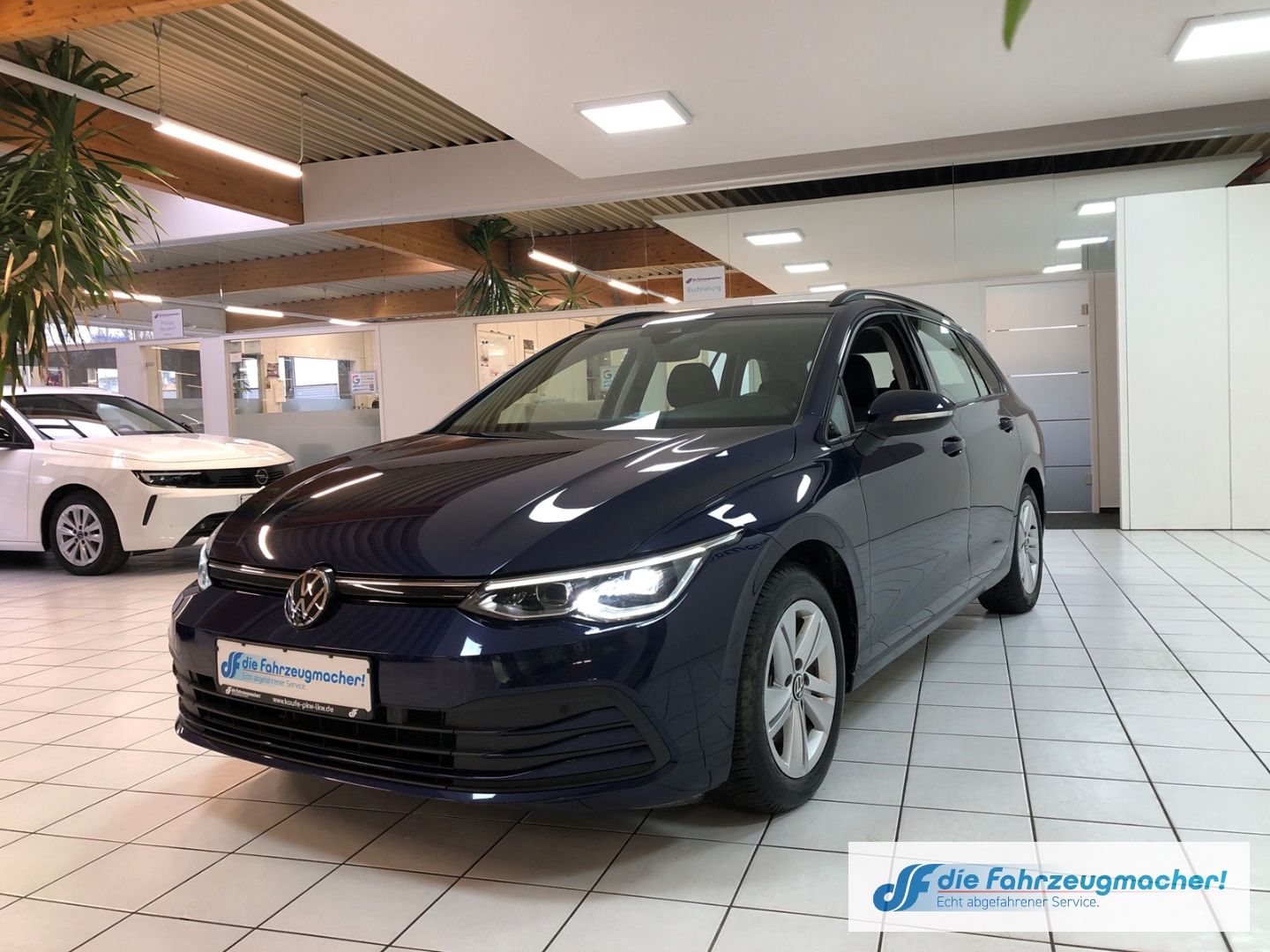 Fahrzeugabbildung Volkswagen Golf VIII Variant Life eTSI 1.5 Mildhybrid EU6d