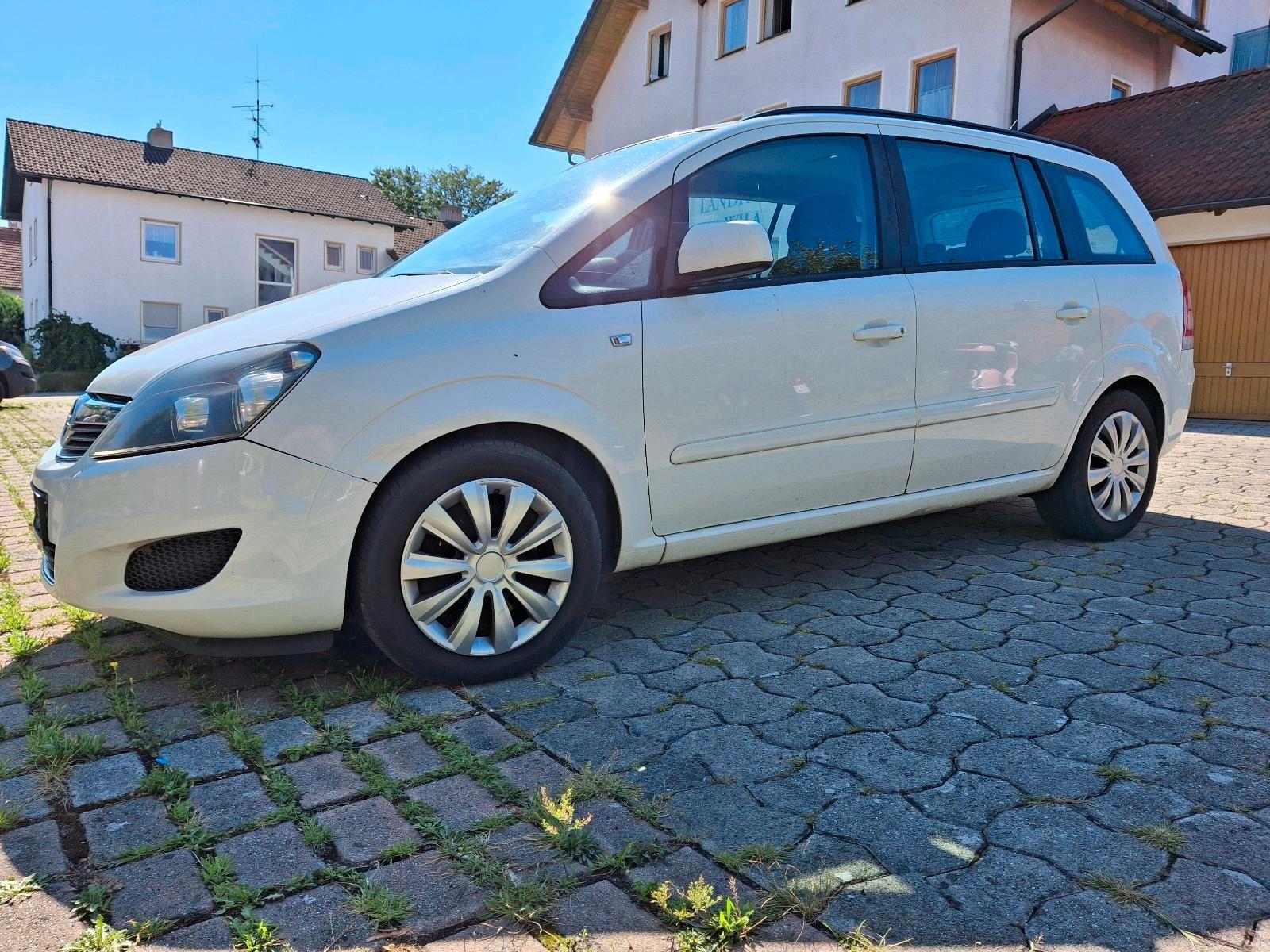 Opel Zafira 2013 — rear view