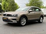 Volkswagen Tiguan Highline-1.HAND-NAVI-KAMERA-AHK-GARANTIE - VW Tiguan Gebrauchtwagen in Wiesbaden