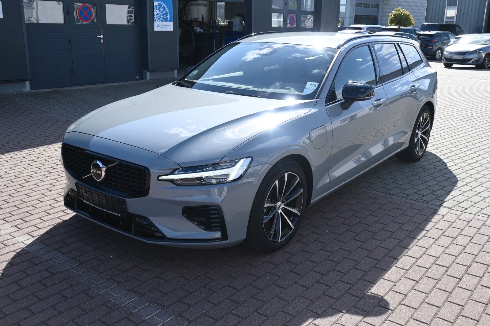 Fahrzeugabbildung Volvo V60 T6 Plus Dark AWD*AHK*Elekt.Sitze*75KM RW*