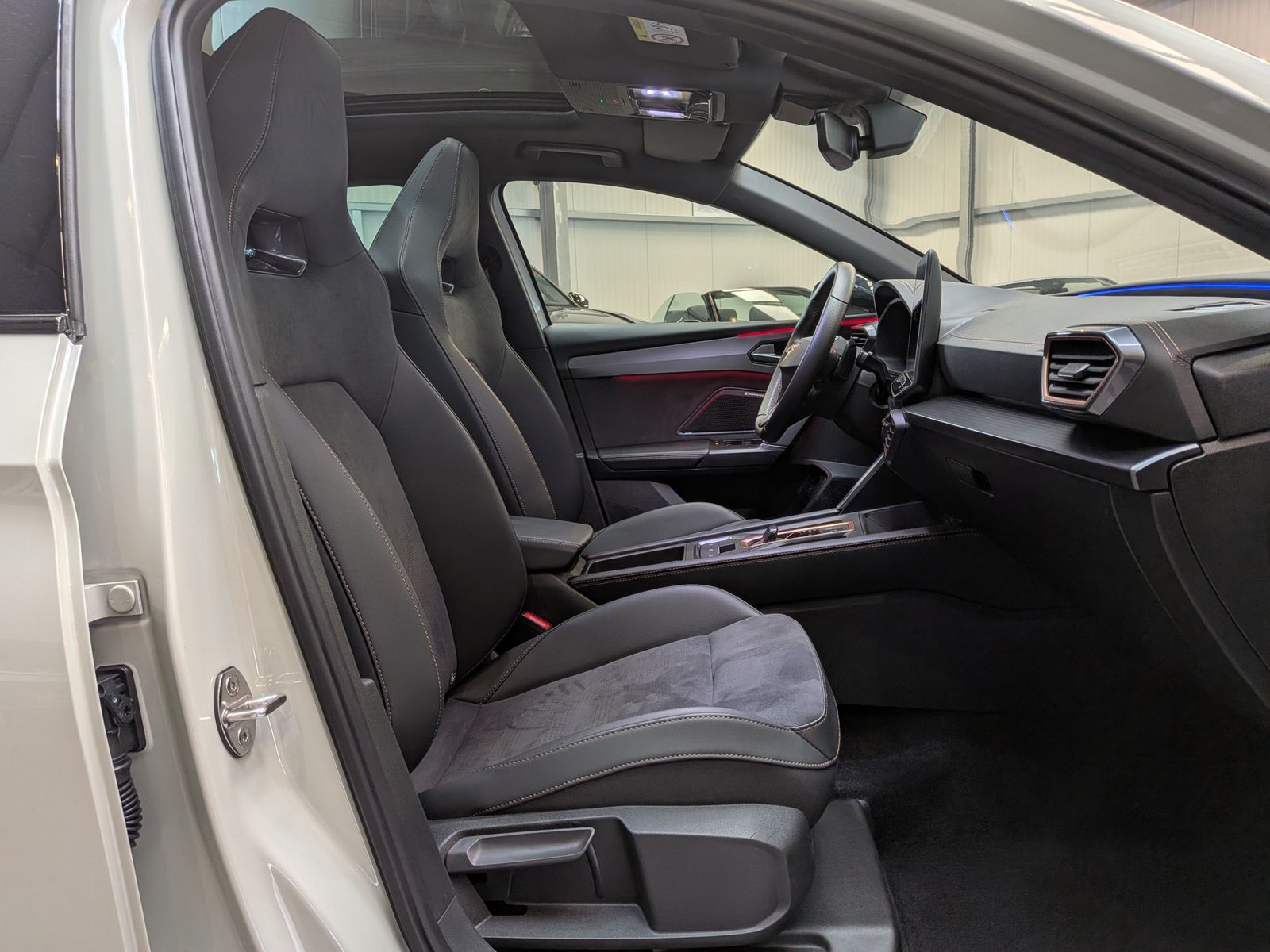 Fahrzeugabbildung CUPRA Leon 1.5 eTSI DINAMICA*MATRIX*ACC*PANO*AHK 5J-Ga