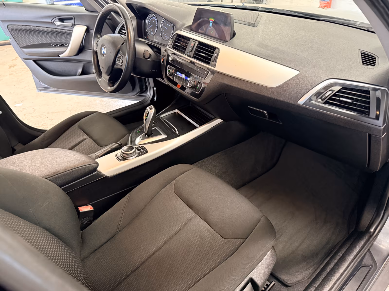 BMW 118i Aut. 5-türig Navi Shz PDC Tempo Klimaaut.
