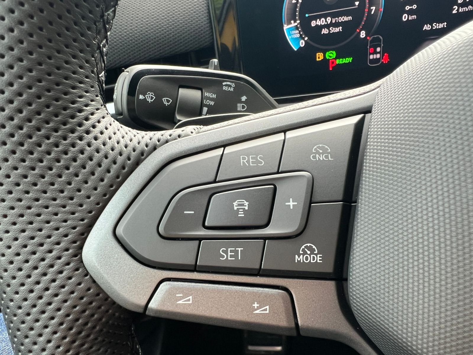 Fahrzeugabbildung Volkswagen T-Roc R-Line 1.5 eTSI DSG *BlackStyle, AHK, 20"-