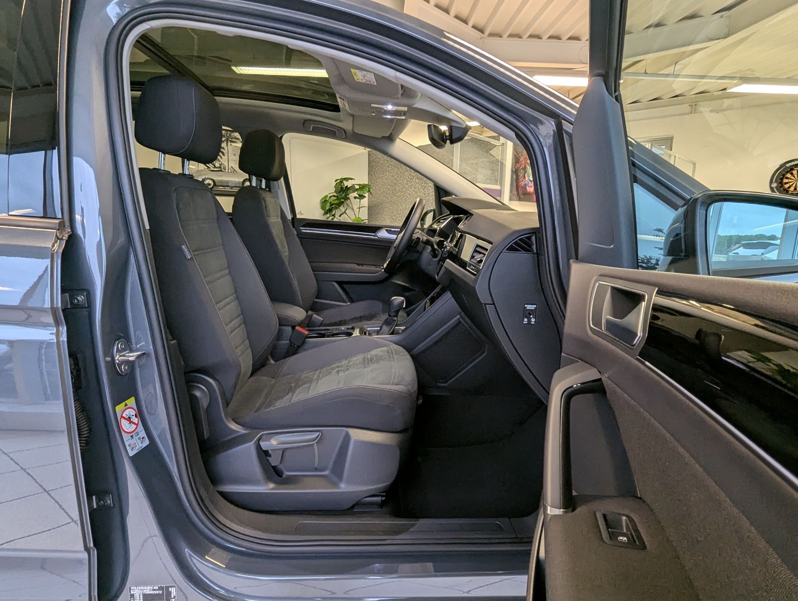 VW Touran 2.0 DSG R-Line High. Pano 7-Si IQ.Drive A - Image 18