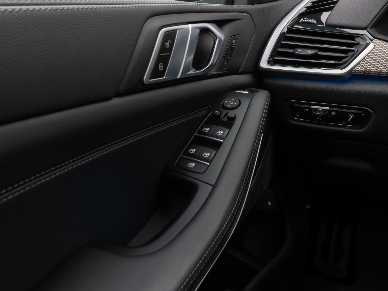 Fahrzeugabbildung BMW X5 xD45e M Sport Panorama 360° HUD DAB HiFi 21"