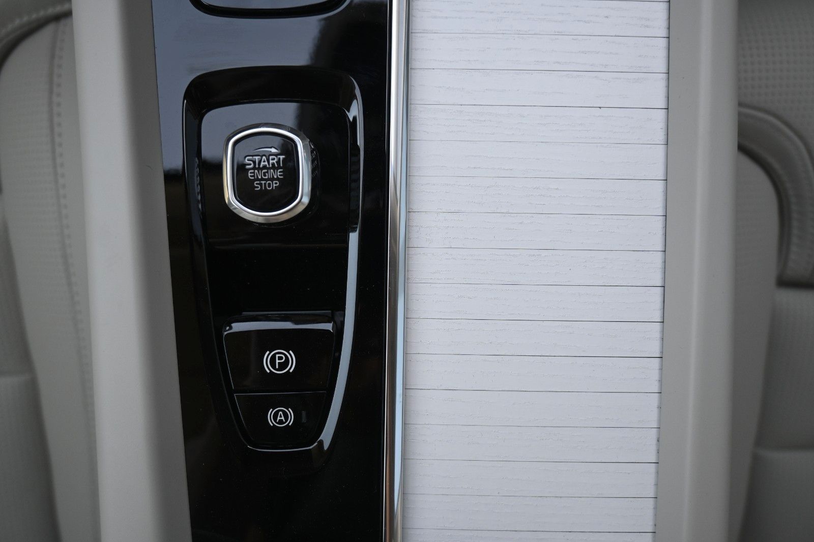 Fahrzeugabbildung Volvo XC60 B5 B AWD Plus Dark*FSHZG*PANO*360°*ACC