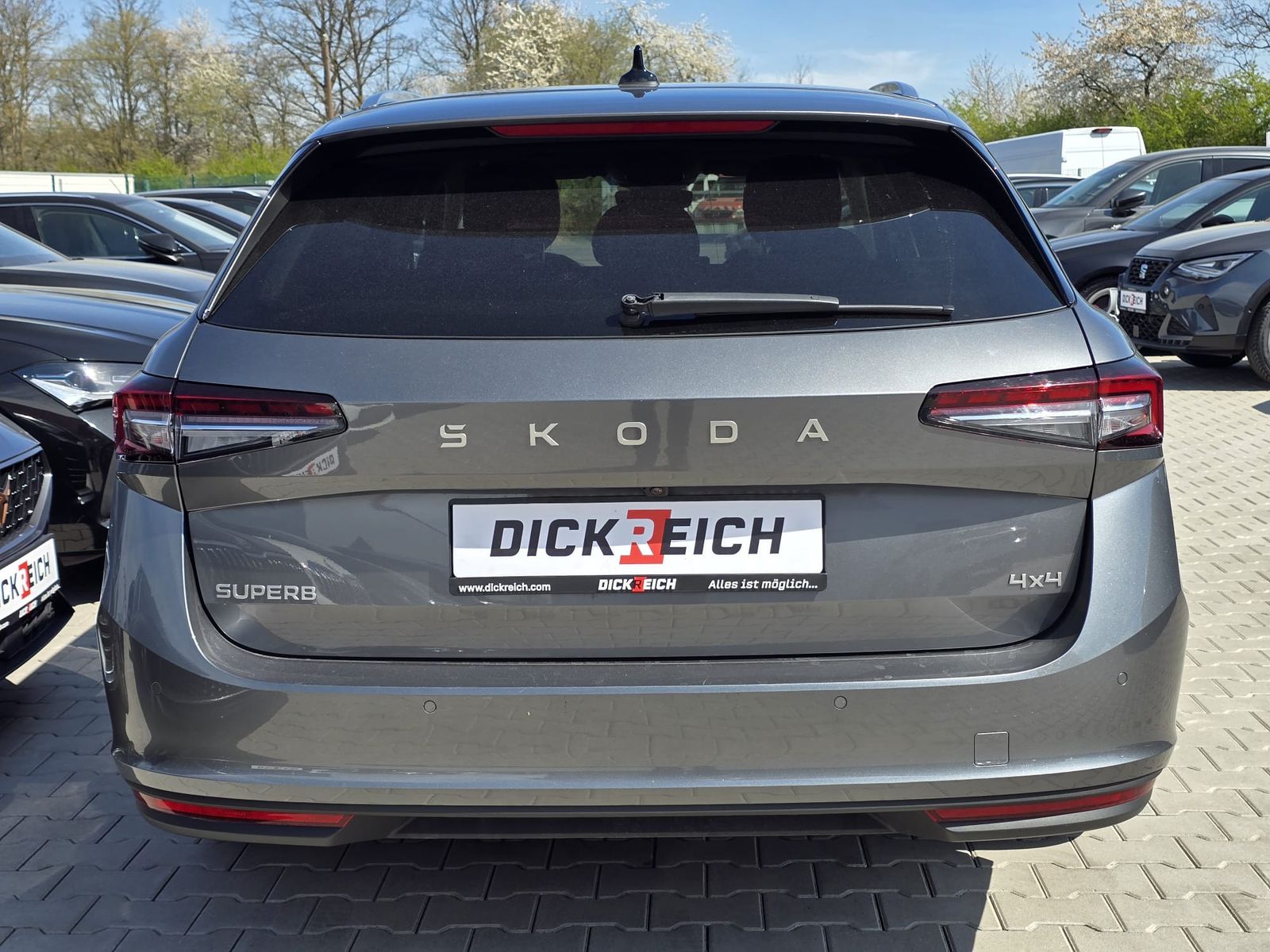 Fahrzeugabbildung SKODA Superb 2.0 TDI 4x4 Selection MATRIX*AHK*PANO*19"