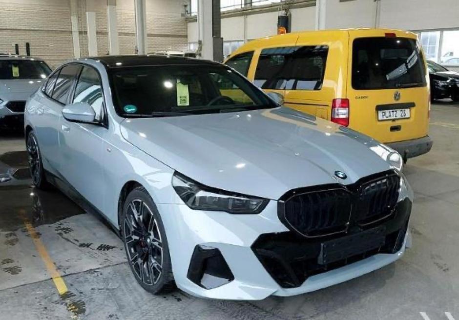 BMW 520d M-SPORTPRO/PANO/HEADUP/KAMRA/GLOW/H&K/