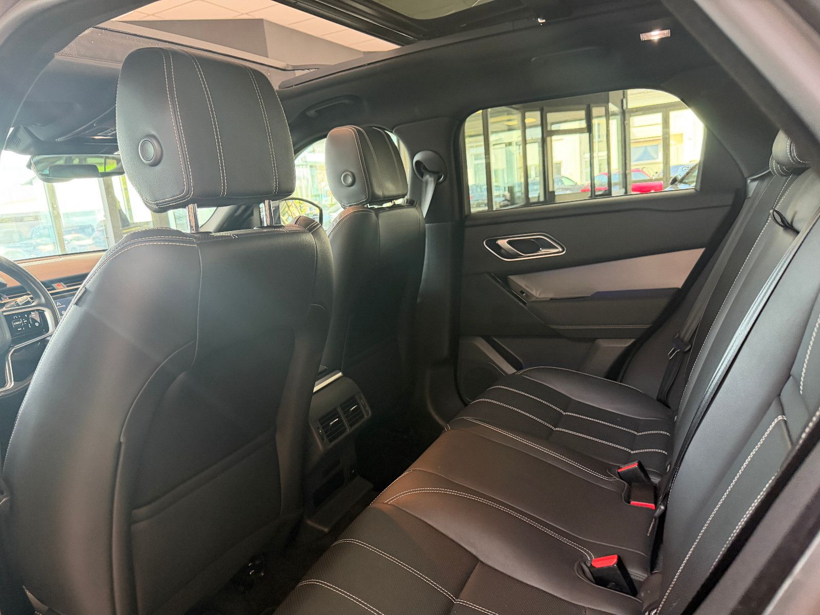 Fahrzeugabbildung Land Rover Range Rover Velar Hybrid S P400e /PANO/MERIDIAN/