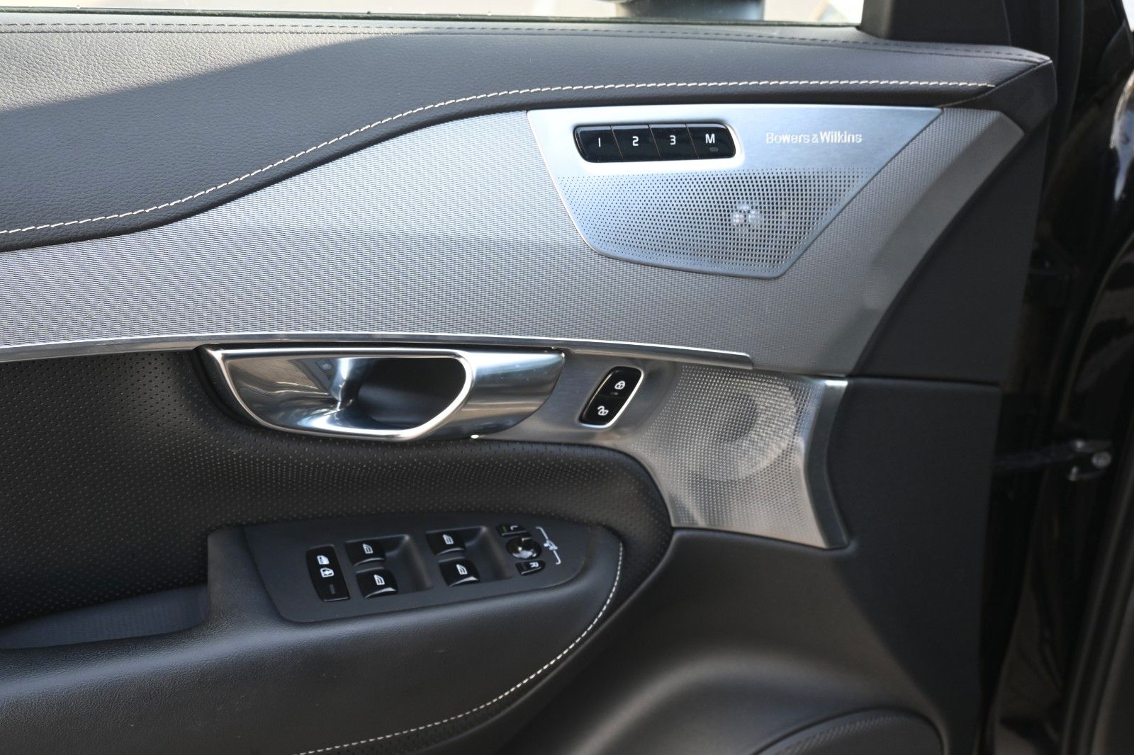 Fahrzeugabbildung Volvo XC90 R Design AWD*B&W*PANO*LUFT*AHK*360*VOLL