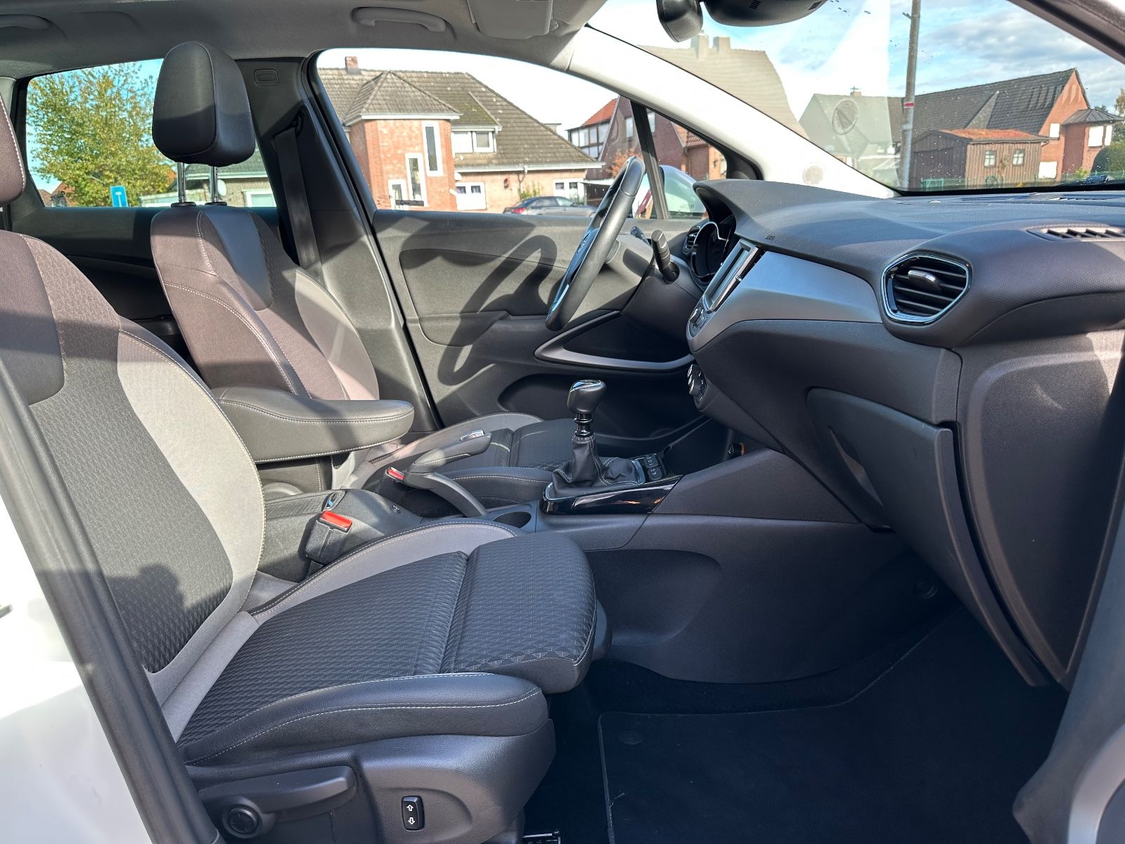 Fahrzeugabbildung Opel Crossland 1.6 D Edition AHK/Pano/LED/Keyless/GRA