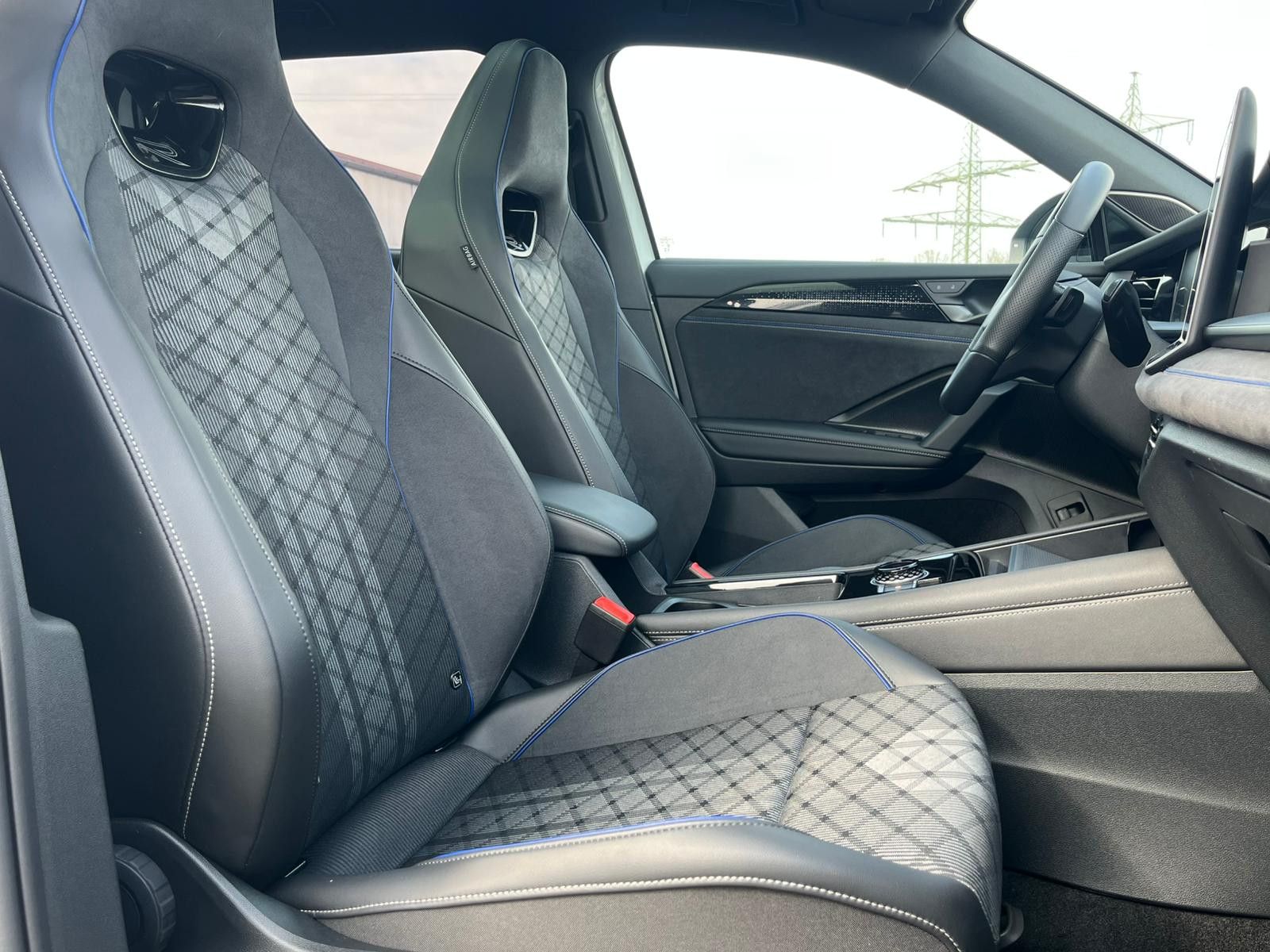 Fahrzeugabbildung Volkswagen Tayron 2.0 TDI 4M R-Line BLACK*7Si*MATRIX*PANO