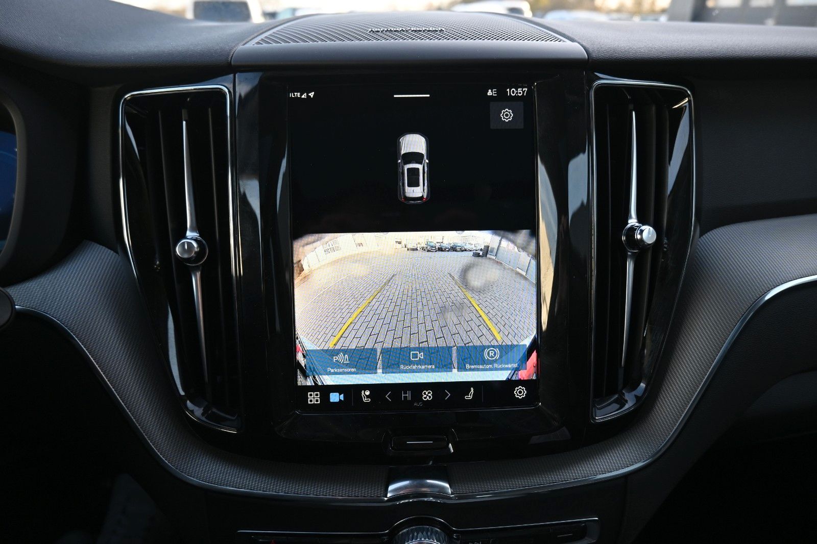 Fahrzeugabbildung Volvo XC60 T6 RC 0,5%  AWD *H&K**FSHZG*BLIS*ACC