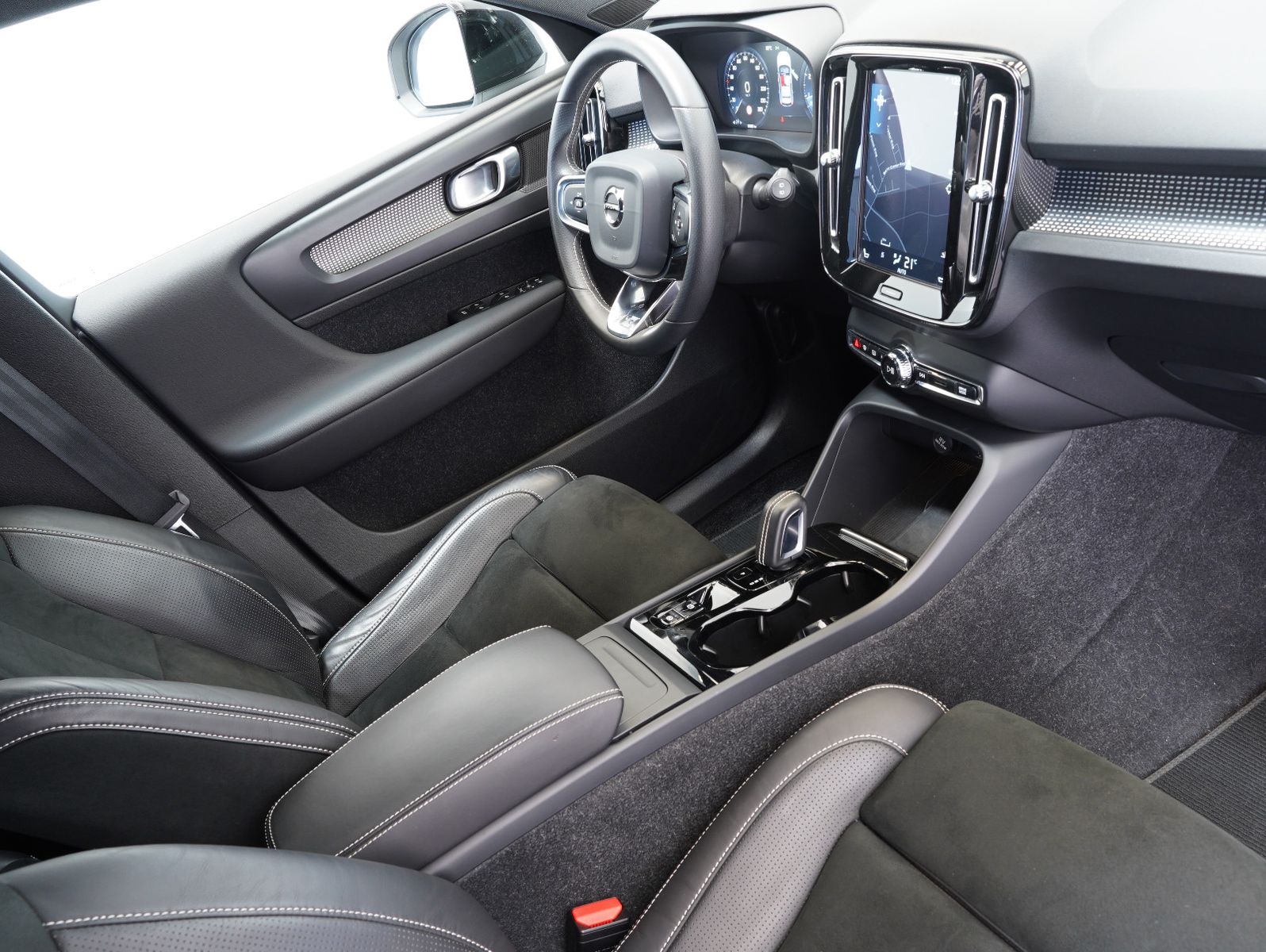 Fahrzeugabbildung Volvo XC 40 T4 R Design INTELLISAFE/LED/360°