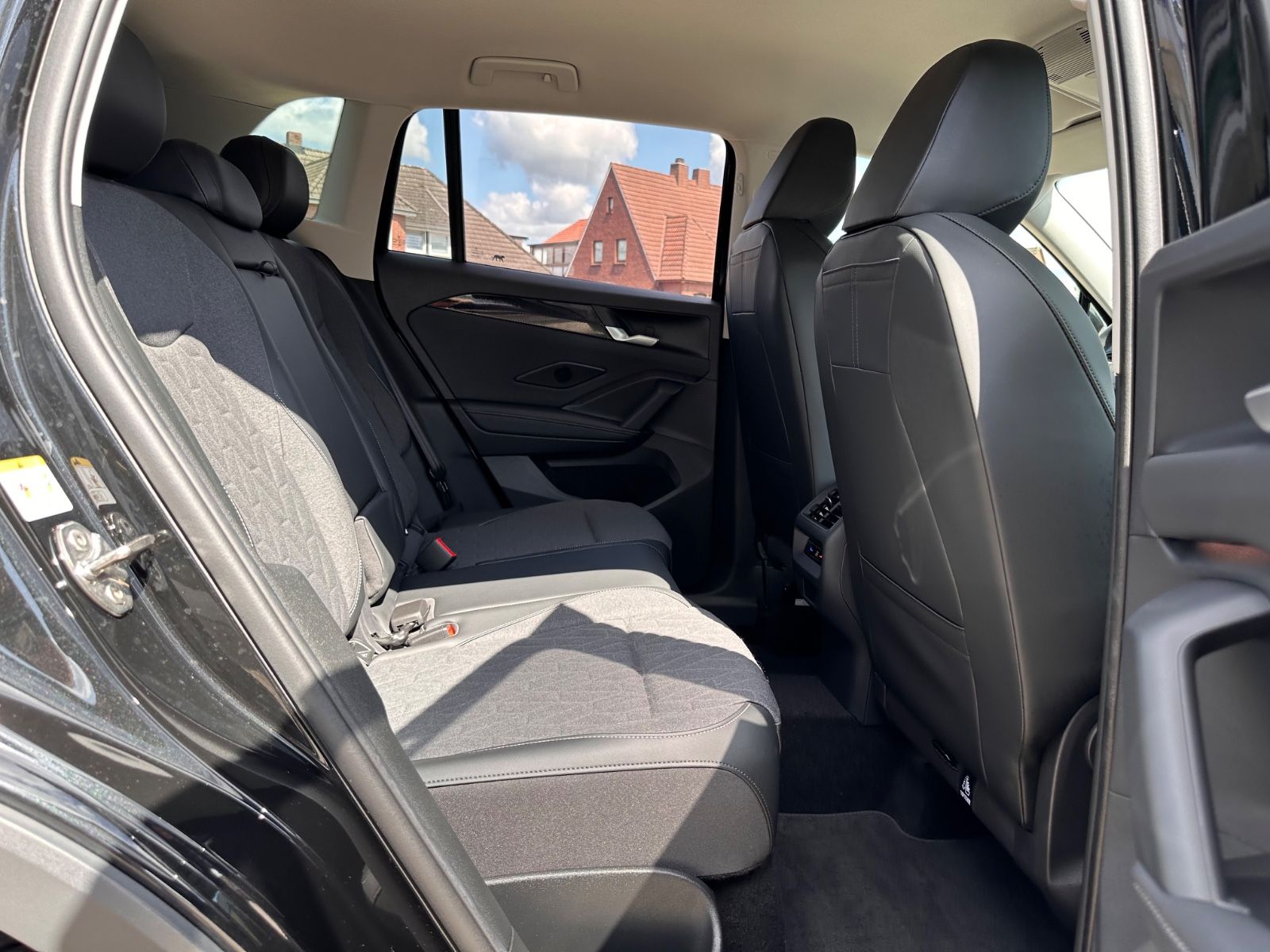 Fahrzeugabbildung Volkswagen Tiguan 1.5 eTSI Life DSG ACC/LED/RFK/SHZG