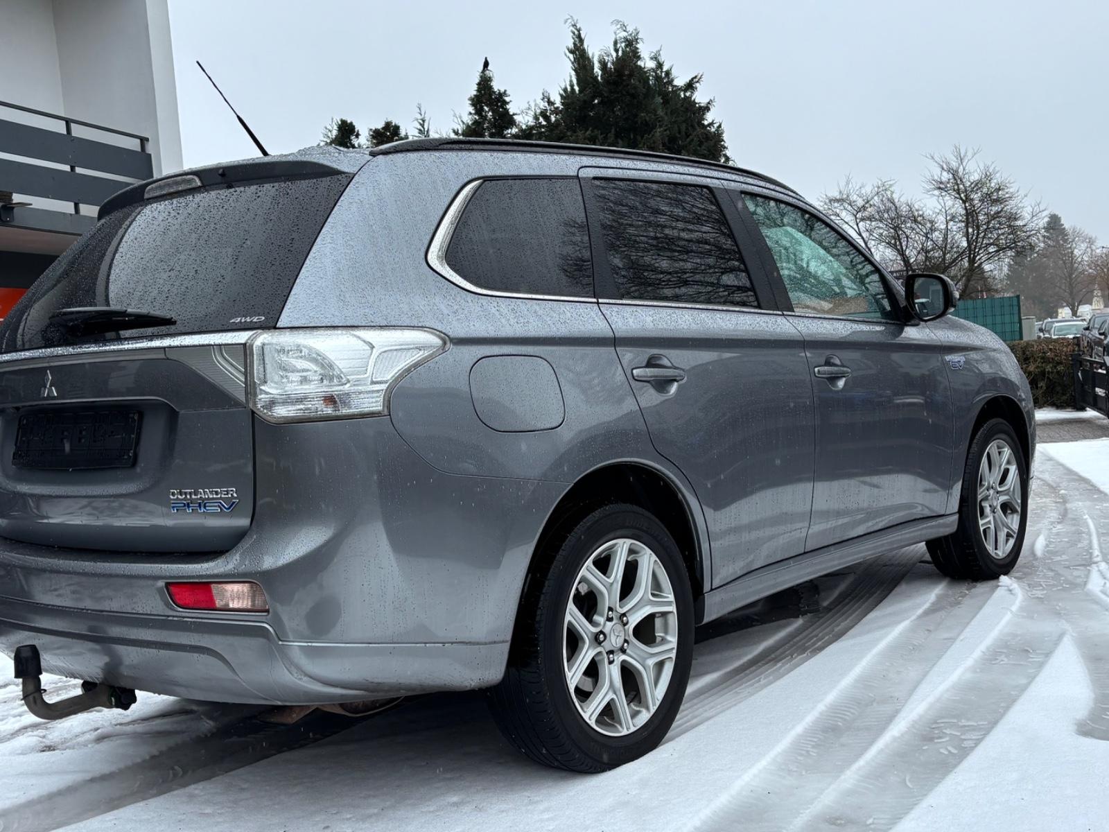 Mitsubishi Plug-in Hybrid Outlander 2.0  4WD Top