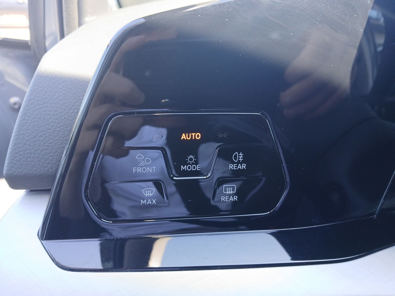 Fahrzeugabbildung Volkswagen Golf VIII eTSI Life DSG LED Navi AID ACC PDC SH