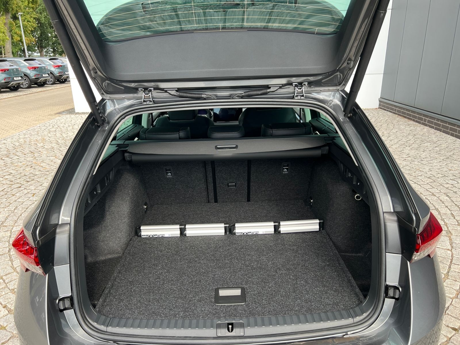 Fahrzeugabbildung SKODA Octavia Combi TOUR 2.0 TDI DSG *AHK, Travel Assi