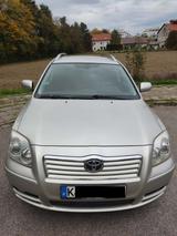 Toyota Avensis 2.0 D-4D - Toyota Avensis aus 2004 mit Diesel-Antrieb