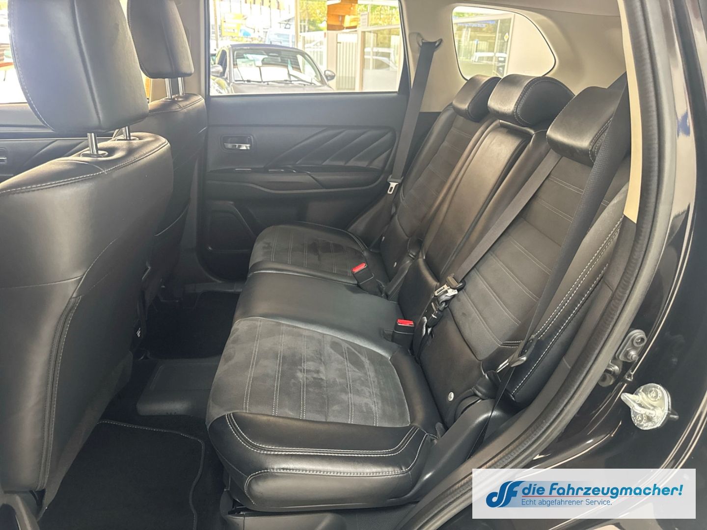 Fahrzeugabbildung Mitsubishi Outlander PHEV Plus 4WD StandHZG LED ACC El. Hec