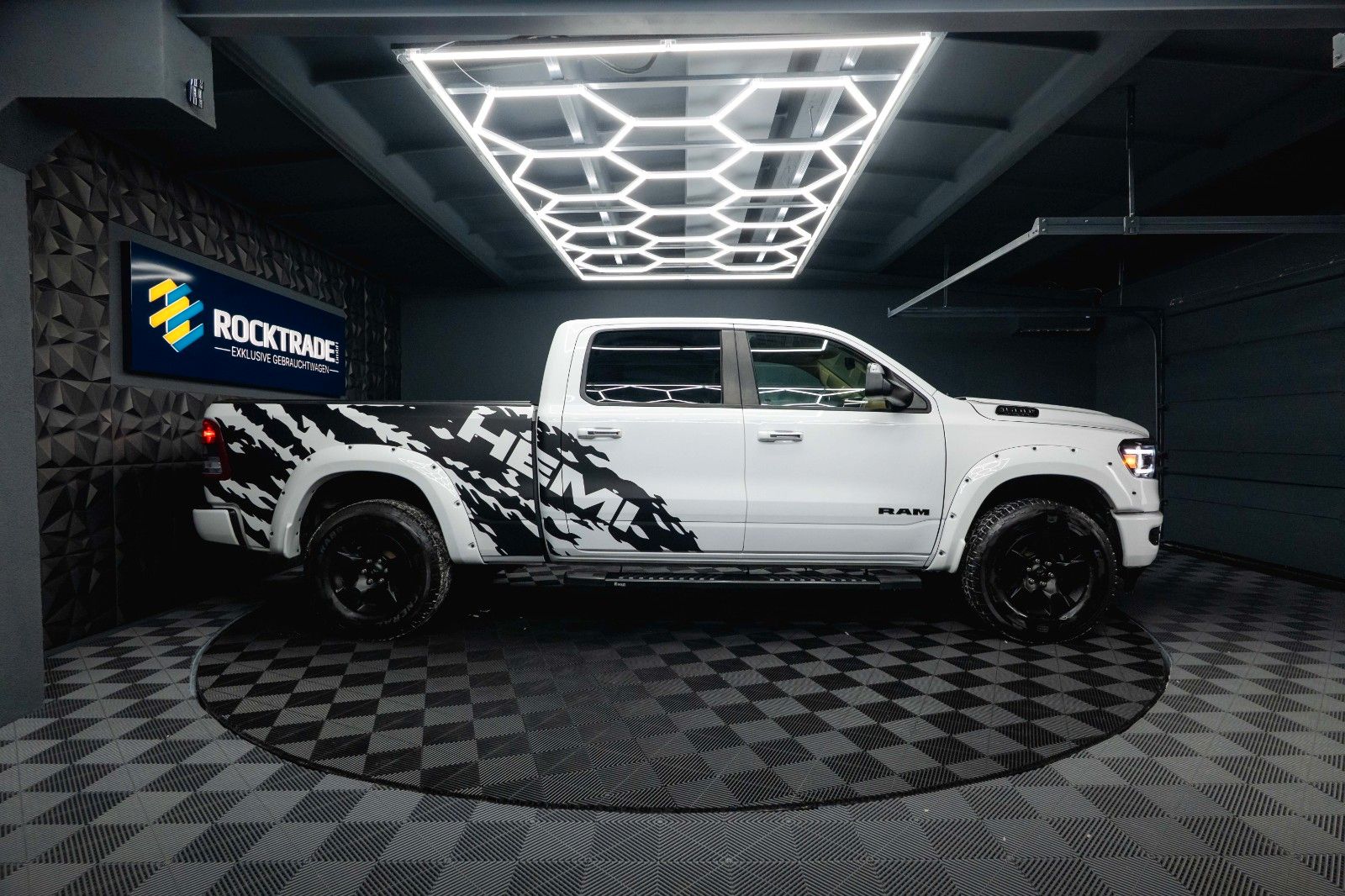 Fahrzeugabbildung Dodge RAM 5.7 V8 HEMI 4x4 OFFROAD LONGBED Night-Paket