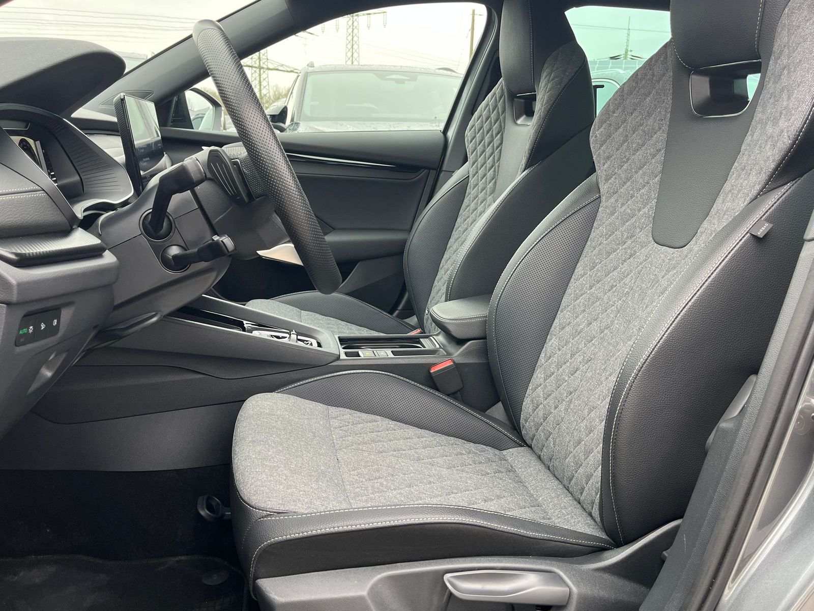 Fahrzeugabbildung SKODA Octavia 1.5 DSG Sportline PANO*MATRIX*AHK*5J.GAR