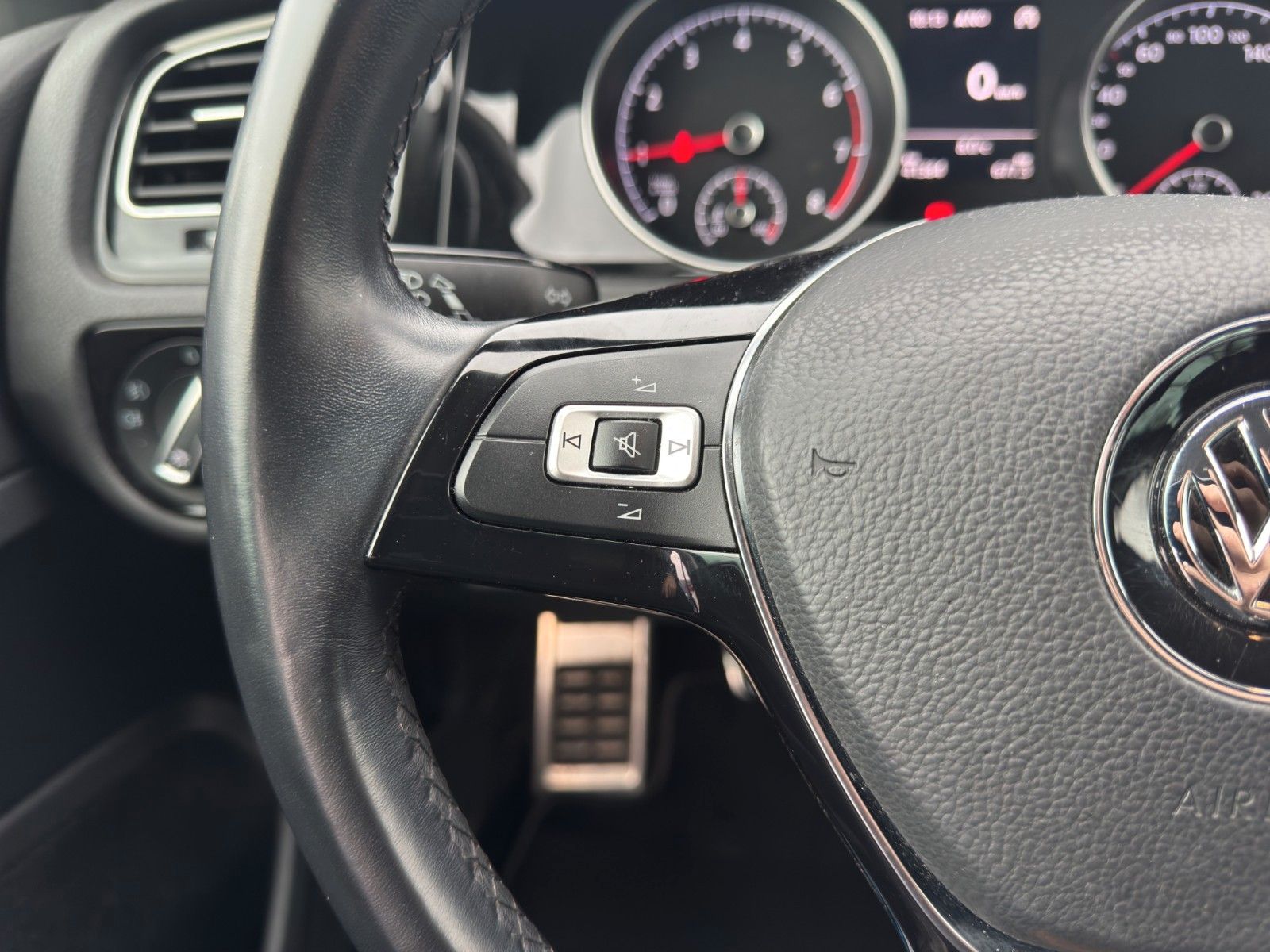 Fahrzeugabbildung Volkswagen GOLF VII 1.0TSI JOIN NAVI APP KAM SHZ MFL DAB