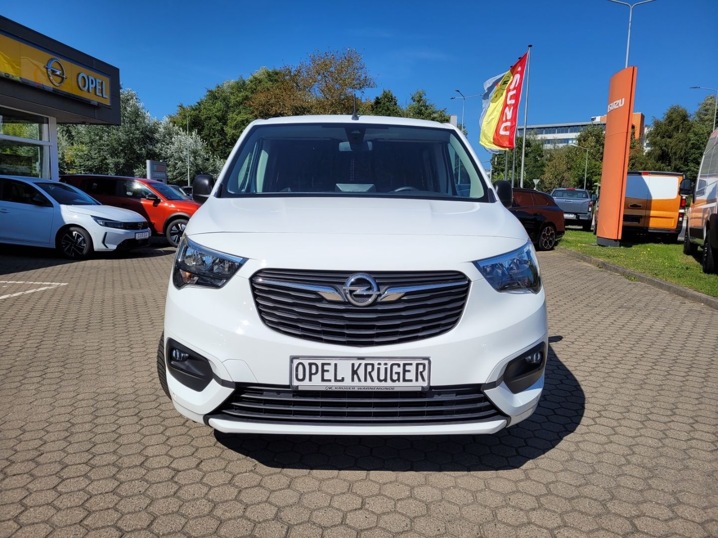 Fahrzeugabbildung Opel Combo Cargo Doppelkabine + AWR + PDC vo. & hi.