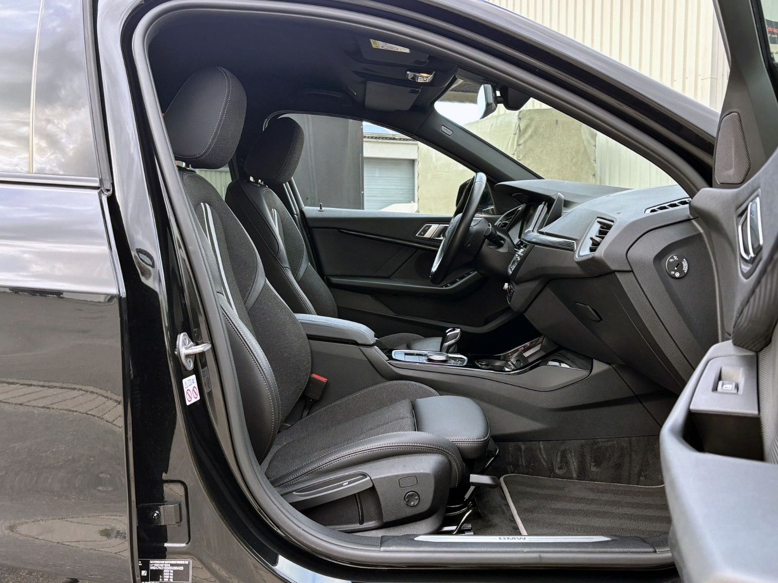 Fahrzeugabbildung BMW 120d Steptronic Sport-Line LED SHZ TEMP NAV PDC