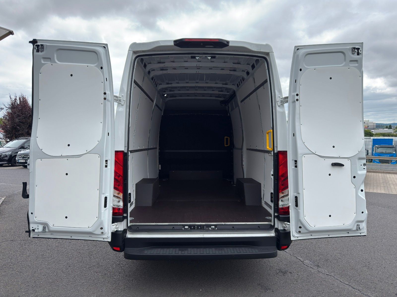 Fahrzeugabbildung Iveco Daily 35S14 V ASC Kastenwagen