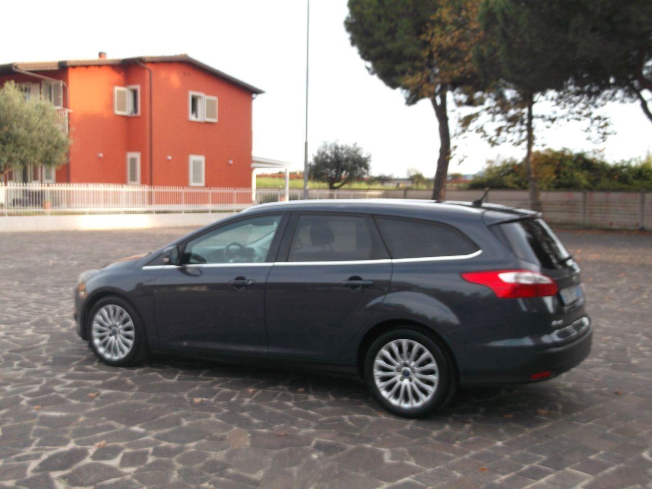 Ford Focus 2011 — interior