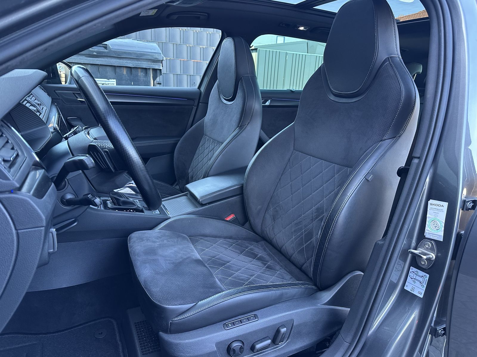 Fahrzeugabbildung SKODA Superb Sportline iV NAV+LED+AHK+PANO+CANTON+19ZO