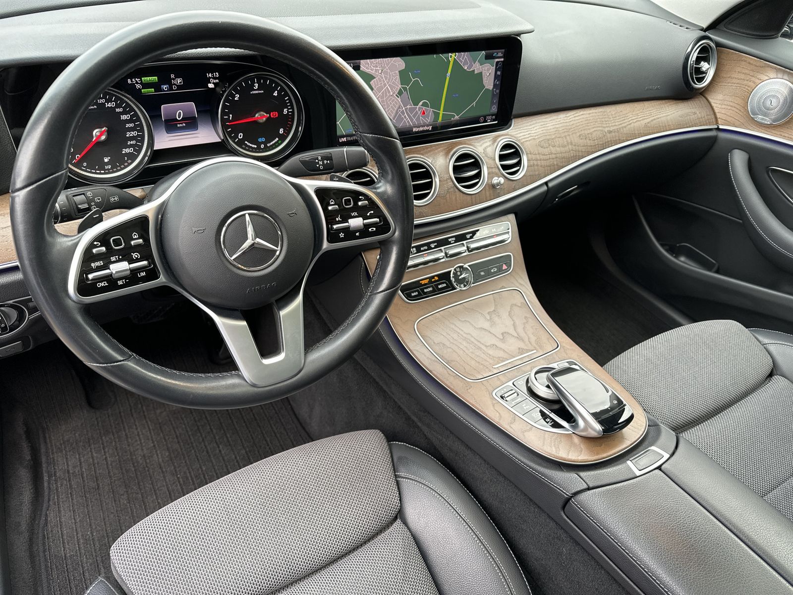 Fahrzeugabbildung Mercedes-Benz E 300de T AMG-Line NAV+LED+360°+PANORAMA+BURMEST