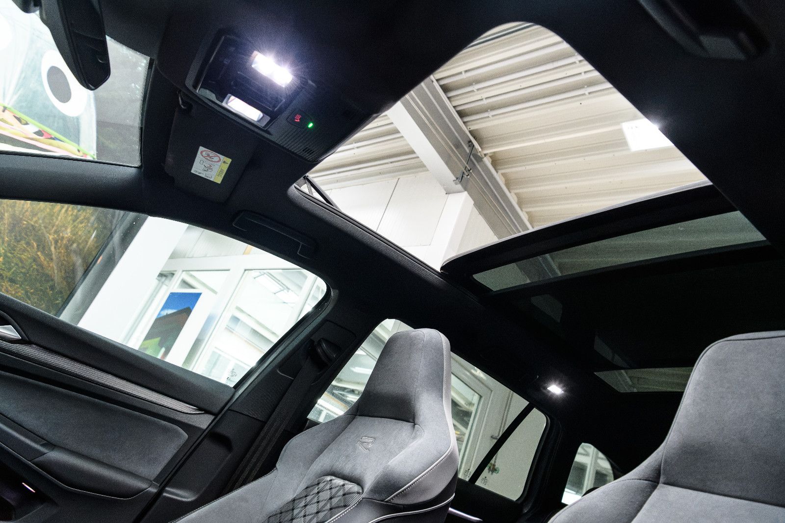 Fahrzeugabbildung Volkswagen Golf Variant R-Line eTSI DSG+AHK+Kamera+Pano