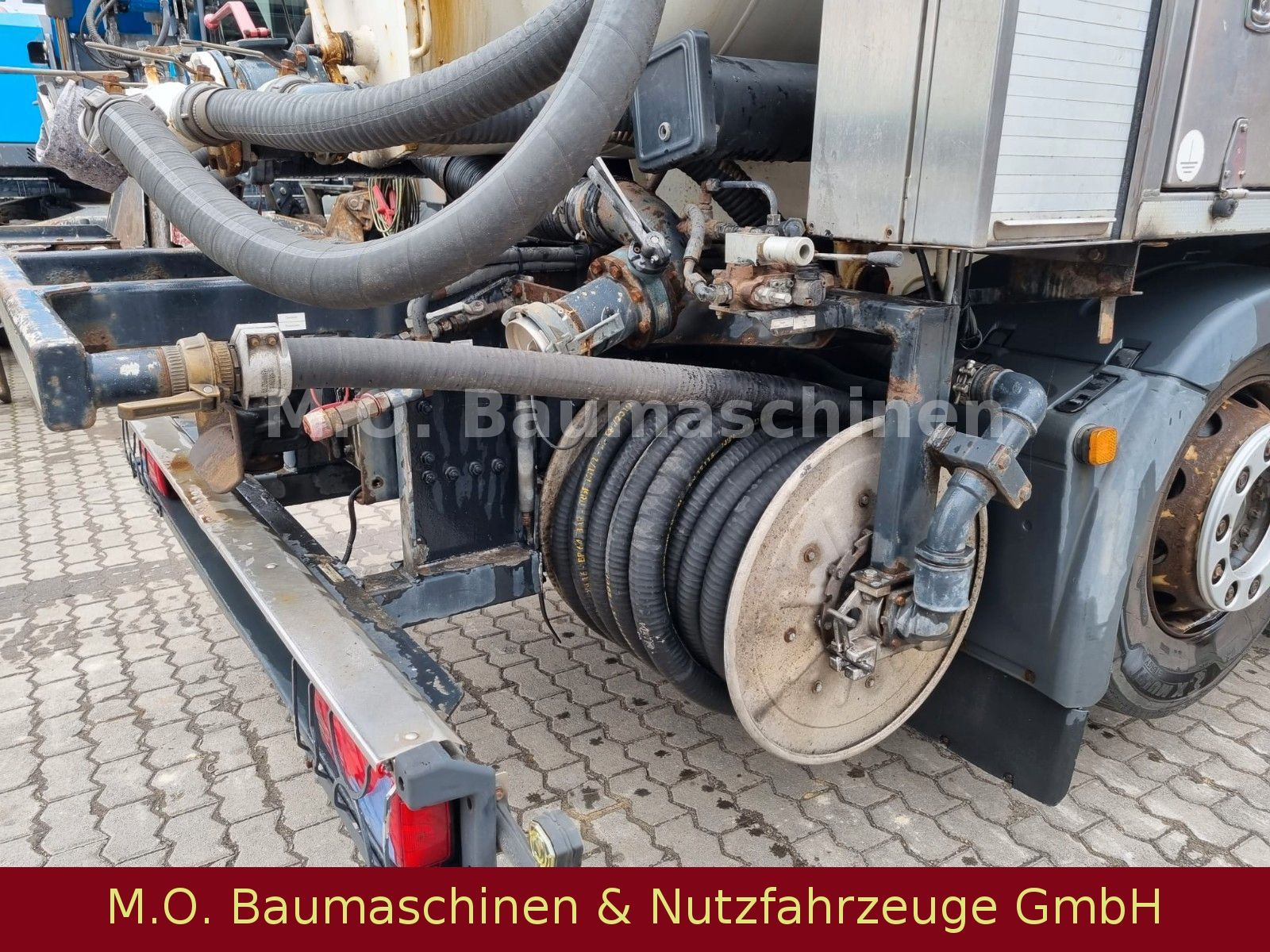 Fahrzeugabbildung MAN TGX 26.440 / Kroll 35609 / L+L Achse / Euro5/ADR