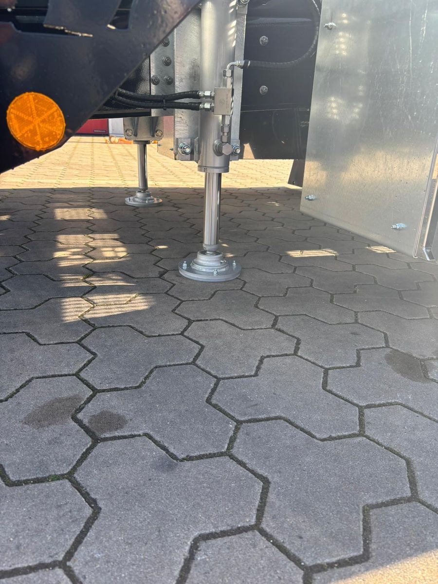 Fahrzeugabbildung MAN Baumaschinen-  Arbeitsbühnentransporter Rampen