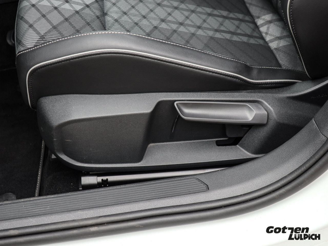 Fahrzeugabbildung Volkswagen Golf VIII R-Line 1.5 eTSI DSG Klima Navi LED