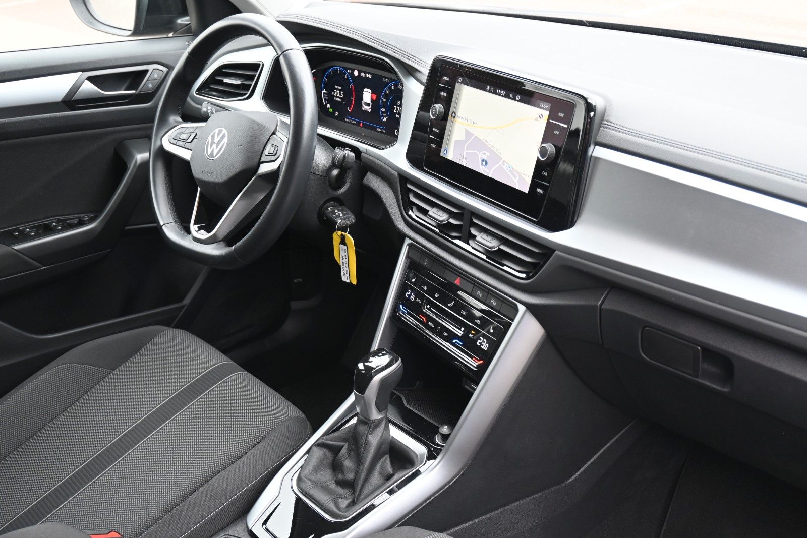 Fahrzeugabbildung Volkswagen T-Roc 1.5 TSI DSG Life*DAB*PDC*AppleCarPlay*SHZG