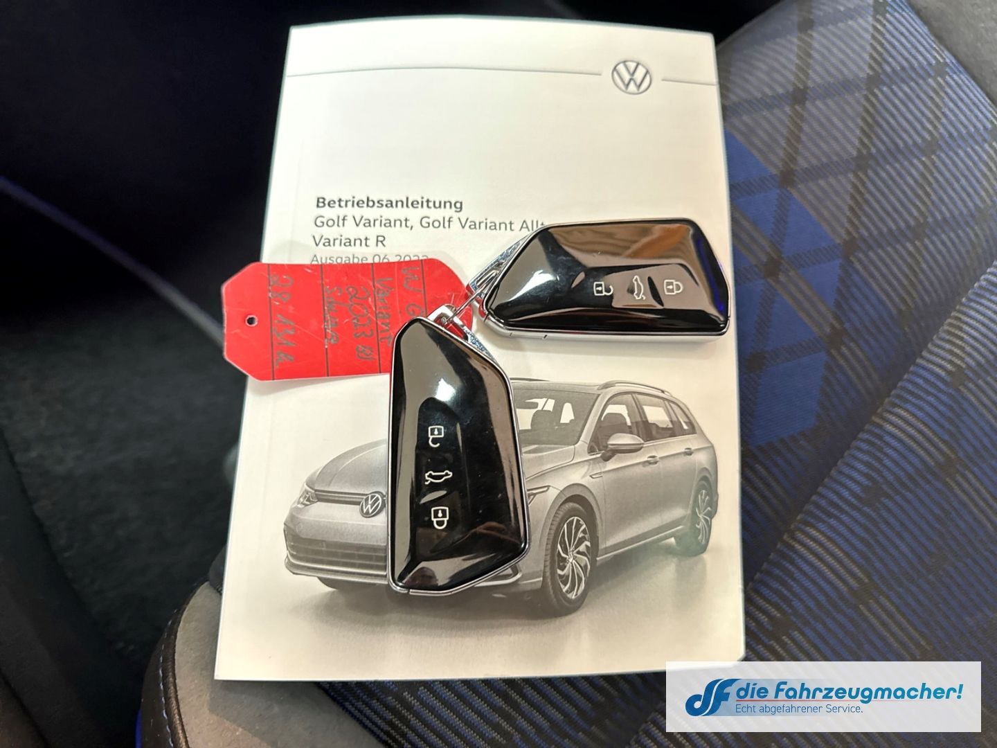 Fahrzeugabbildung Volkswagen Golf VIII Variant R Line 4Motion HUD AD AHK-klap