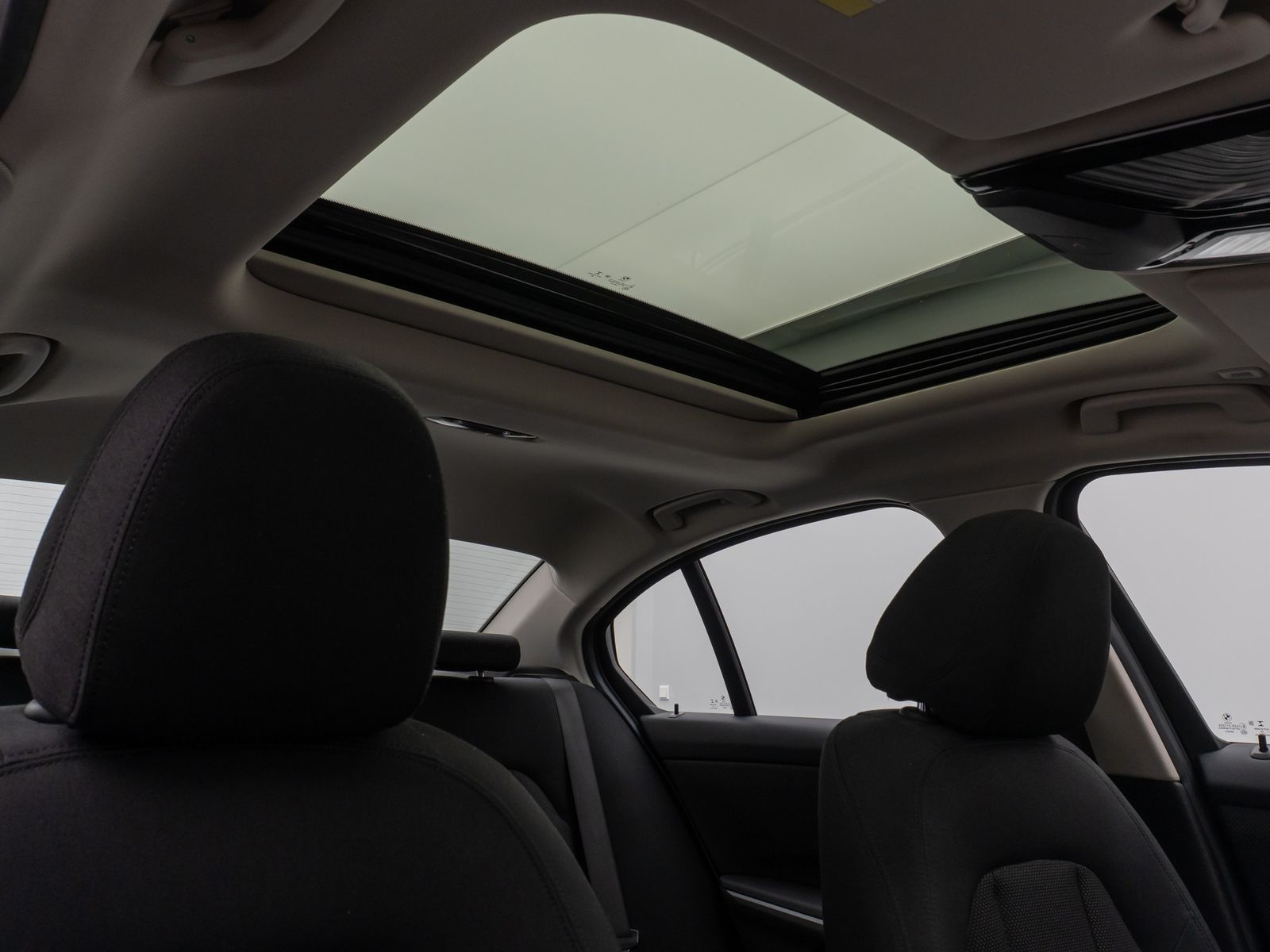 Fahrzeugabbildung BMW 320d xD  Glasdach Kamera DAB Geschwindigkeitsreg