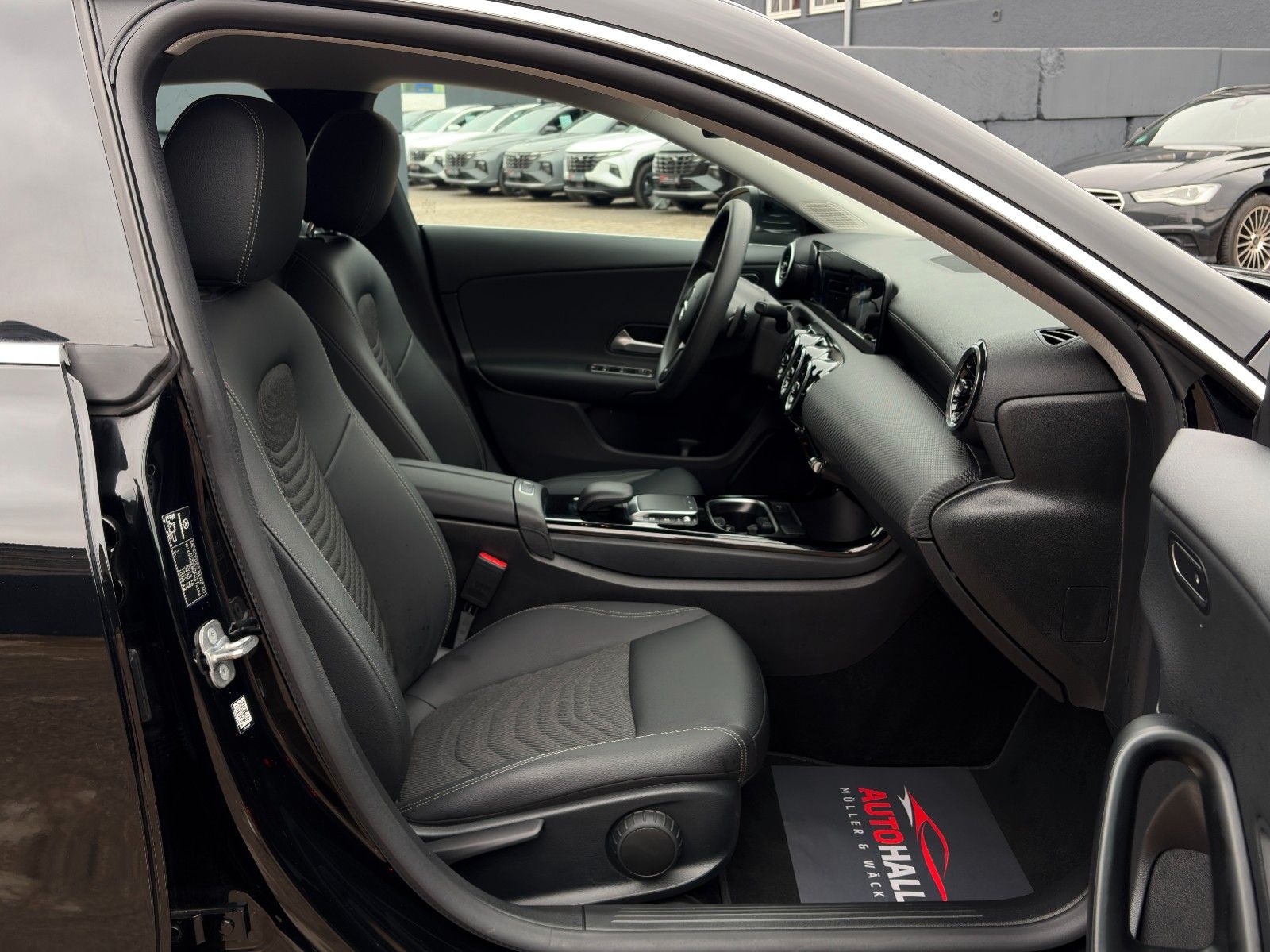 Fahrzeugabbildung Mercedes-Benz CLA 180 SB SHZ LKA TEMP MBUX Navi Wifi CarPlay